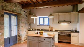 Frigorifero, forno, piano cottura, lavastoviglie