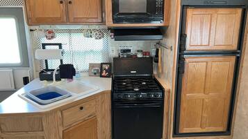 Réfrigérateur, four à micro-ondes, un four, surface de cuisson