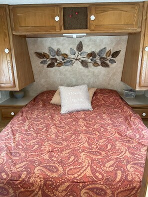 2 bedrooms, bed sheets - Cozy 2-bedroom RV on the Ohio River near historic Madison, IN with AC & a view! (Madison)