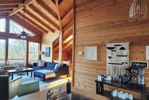 Smart TV, fireplace, video games, DVD player - Stylish Mountain Escape - Hot Tub - Fire Pit - Games (Blue Ridge)