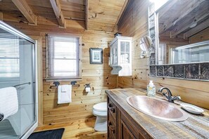 Douche, sèche-cheveux, serviettes fournies, savon