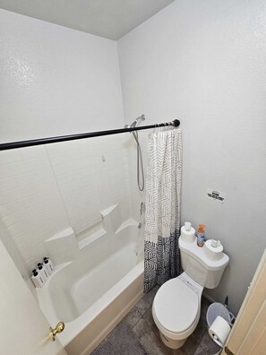 Secadora de cabello, toallas, jabón, shampoo