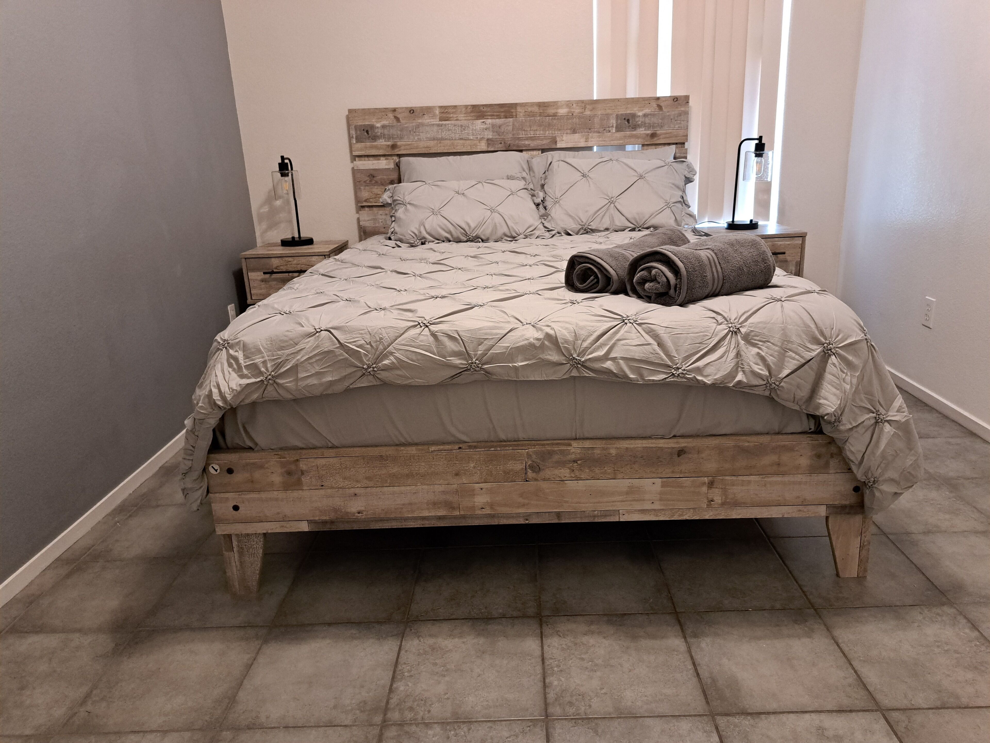 3 slaapkamers, een strijkplank/strijkijzer, wifi, beddengoed