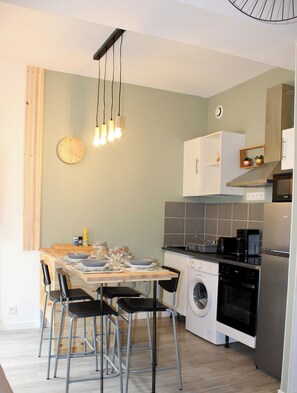 Fridge, microwave, oven, stovetop - Appartement - Le Cocon Bourguignon (Villers-la-Faye)