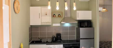 Réfrigérateur, four à micro-ondes, un four, surface de cuisson