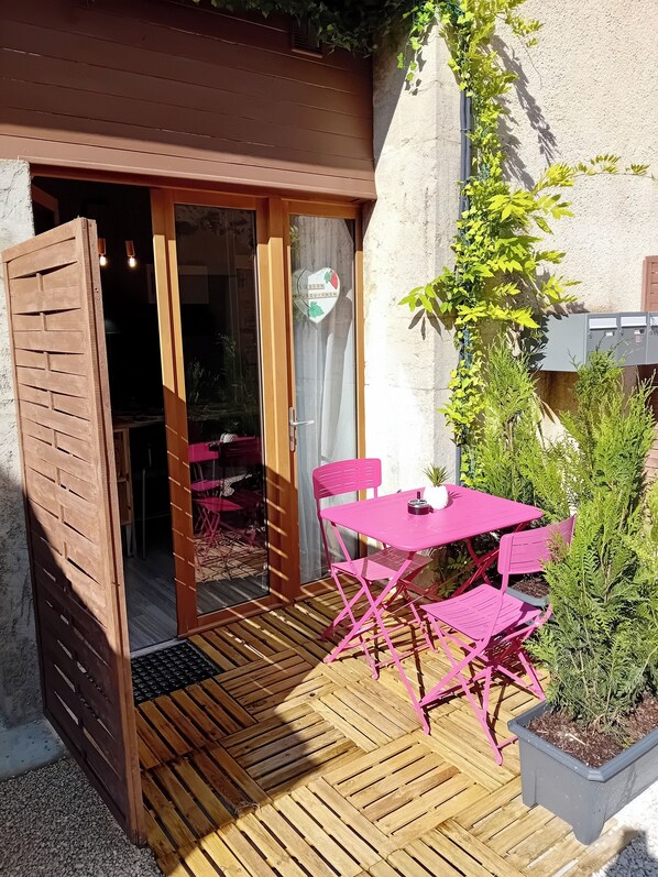 Outdoor dining - Appartement - Le Cocon Bourguignon (Villers-la-Faye)