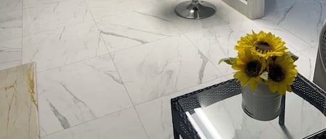 1 室のベッドルーム、デスク、アイロン / アイロン台、WiFi (無料)