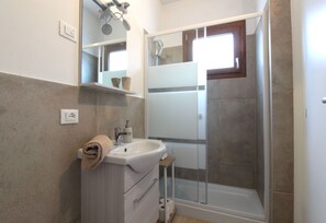 Dusche, Haartrockner, Bidet