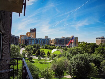 Newly Renovated Cozy Condo in Midtown Crossing 