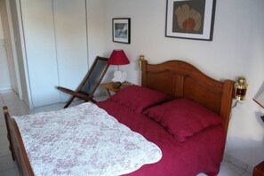 1 quarto, ferros/tábuas de passar roupa