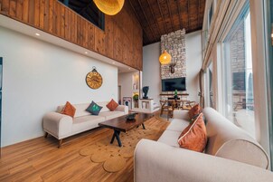 Villa Confort, piscina privada | Caja fuerte, escritorio, espacio para trabajar con un portátil