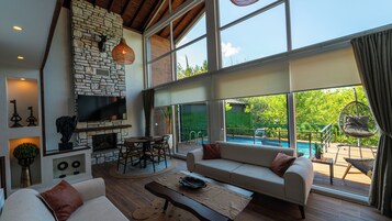 Villa Confort, piscina privada | Caja fuerte, escritorio, espacio para trabajar con un portátil