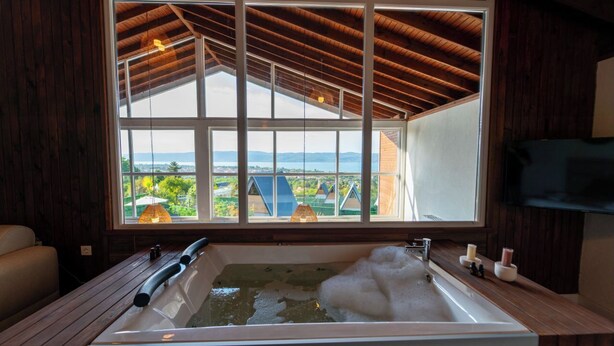 A large bathtub with a view of the landscape through a large window. - Trio Palazio Sapanca (Sapanca)