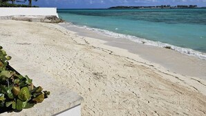 På stranden, solsenger og strandhåndklær