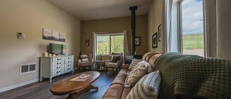 Cabin, 1 Queen Bed, Patio, Mountain View (Saddlehorn Ridge Cabin) | Living area | 40-inch flat-screen TV with digital channels, fireplace