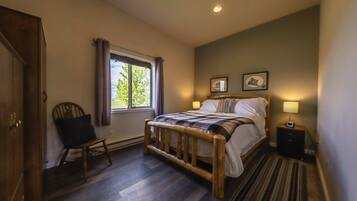 Cabin, 1 Queen Bed, Patio, Mountain View (Saddlehorn Ridge Cabin) | 1 bedroom, individually decorated, individually furnished, bed sheets