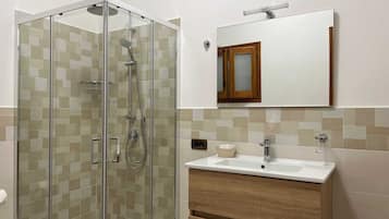 Doccia, asciugacapelli, bidet, asciugamani