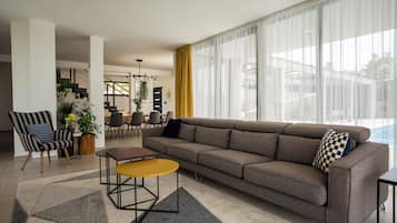 Smart TV, futbolito, tenis de mesa y libros
