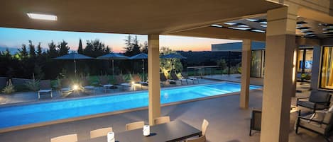 Utomhuspool och uppvärmd pool