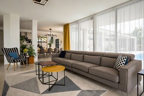 Smart-tv, tafelvoetbal, een tafeltennistafel en boeken