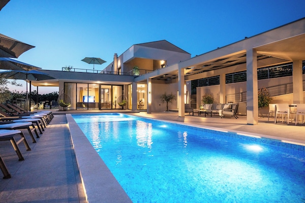 Fassade mit Pool