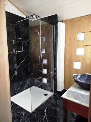 Shower, hair dryer, towels, soap - Grange du lac (Meillerie)