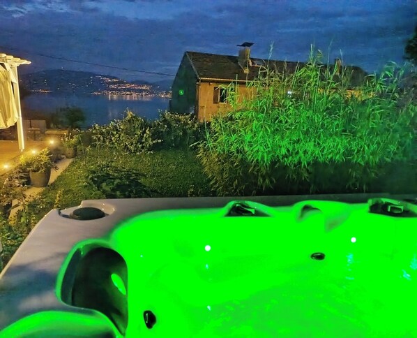 Outdoor spa tub