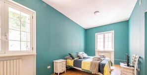 6 slaapkamers, een strijkplank/strijkijzer, wifi