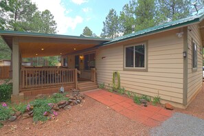 Exterior - Relax in your cozy home in the woods. Pets Welcome. Book long-term and save! (Pinetop)