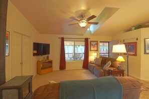 Smart TV, books - Relax in your cozy home in the woods. Pets Welcome. Book long-term and save! (Pinetop)