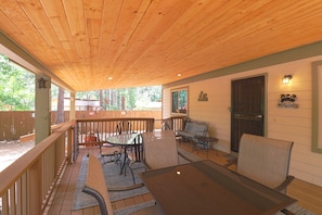 Outdoor dining - Relax in your cozy home in the woods. Pets Welcome. Book long-term and save! (Pinetop)