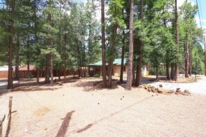 Property grounds - Relax in your cozy home in the woods. Pets Welcome. Book long-term and save! (Pinetop)