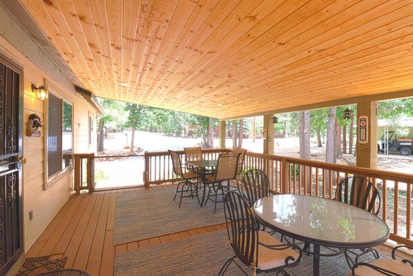 Outdoor dining - Relax in your cozy home in the woods. Pets Welcome. Book long-term and save! (Pinetop)