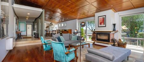 Smart-TV, Kamin, DVD-Player, Bücher