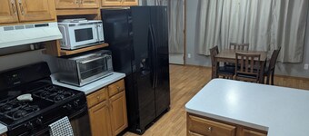 Quiet 2BR Main-Level Home Near Hospitals & UNK