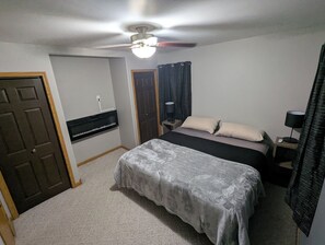 2 habitaciones, tabla de planchar con plancha y cuna de viaje 