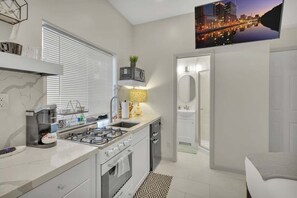 冷蔵庫、電子レンジ、オーブン、コンロ