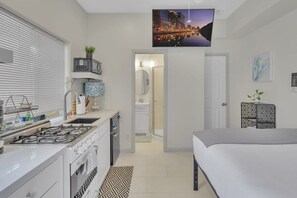 WiFi (無料)、ベッドシーツ