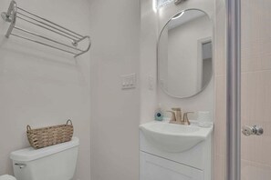 Dusche, Haartrockner, Handtücher
