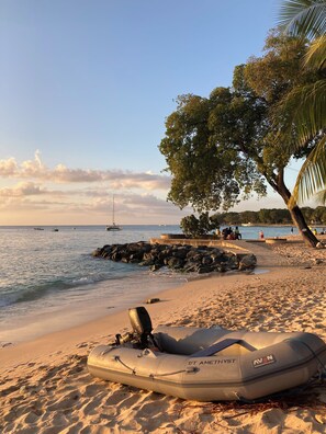 Beach towels - Elegant Poolside Apartment, Large Covered Terrace- Walk to Beach, West Coast (Weston St James)