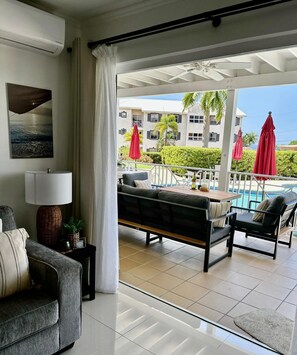 Smart TV, books - Elegant Poolside Apartment, Large Covered Terrace- Walk to Beach, West Coast (Weston St James)