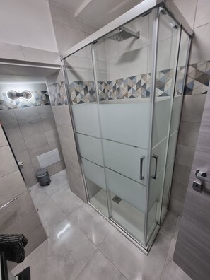 Dusche, Haartrockner, Bidet, Handtücher