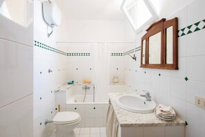Sèche-cheveux, bidet, serviettes fournies, savon