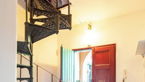 Eine Treppe mit Metallgeländer, die zu einer Tür führt.