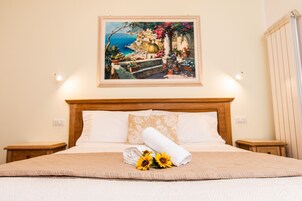 Habitación triple | Minibar, caja fuerte, escritorio y cortinas opacas