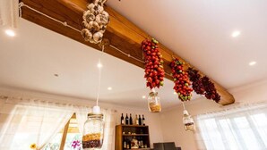 A kitchen with hanging jars of spices and a wooden ceiling. - Al Chiaro di Luna (Agerola)
