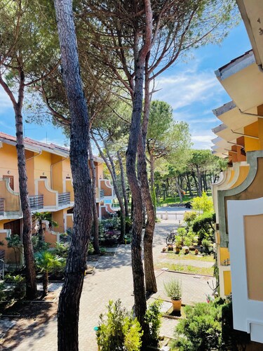 Villetta le Rondini, a charming townhome with 3 bedrooms and WiFi, AC in Lignano
