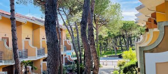 Villetta le Rondini, a charming townhome with 3 bedrooms and WiFi, AC in Lignano