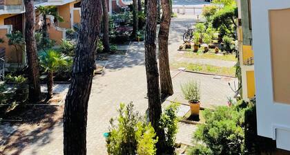 Villetta le Rondini, a charming townhome with 3 bedrooms and WiFi, AC in Lignano