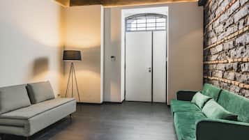 Apartamento, vista para o pátio | Área de estar | TV 35 polegadas com canais digitais